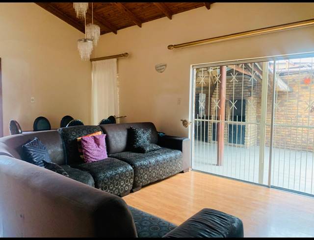 3 BEDROOM TOWNHOUSE FOR SALE IN VANDERBIJLPARK CW 3